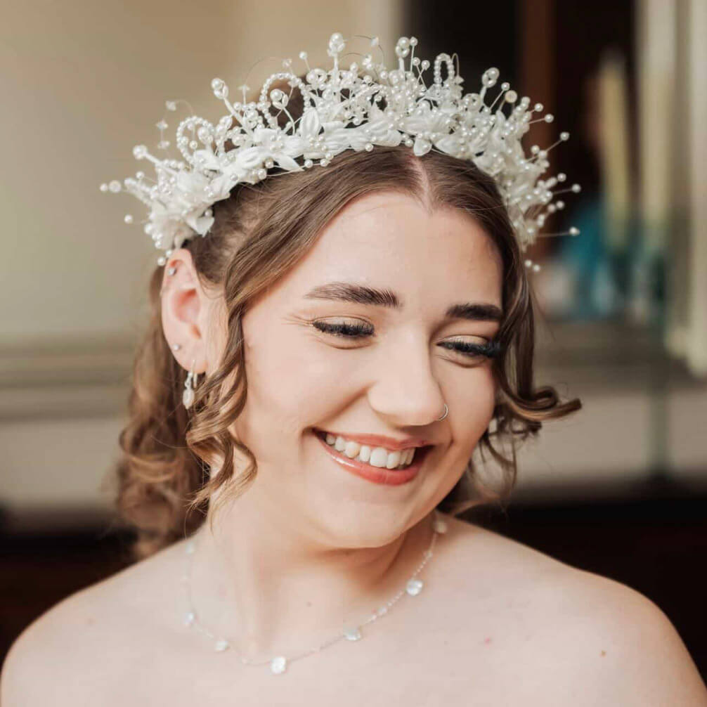 Bride wearing pearl jewellery set