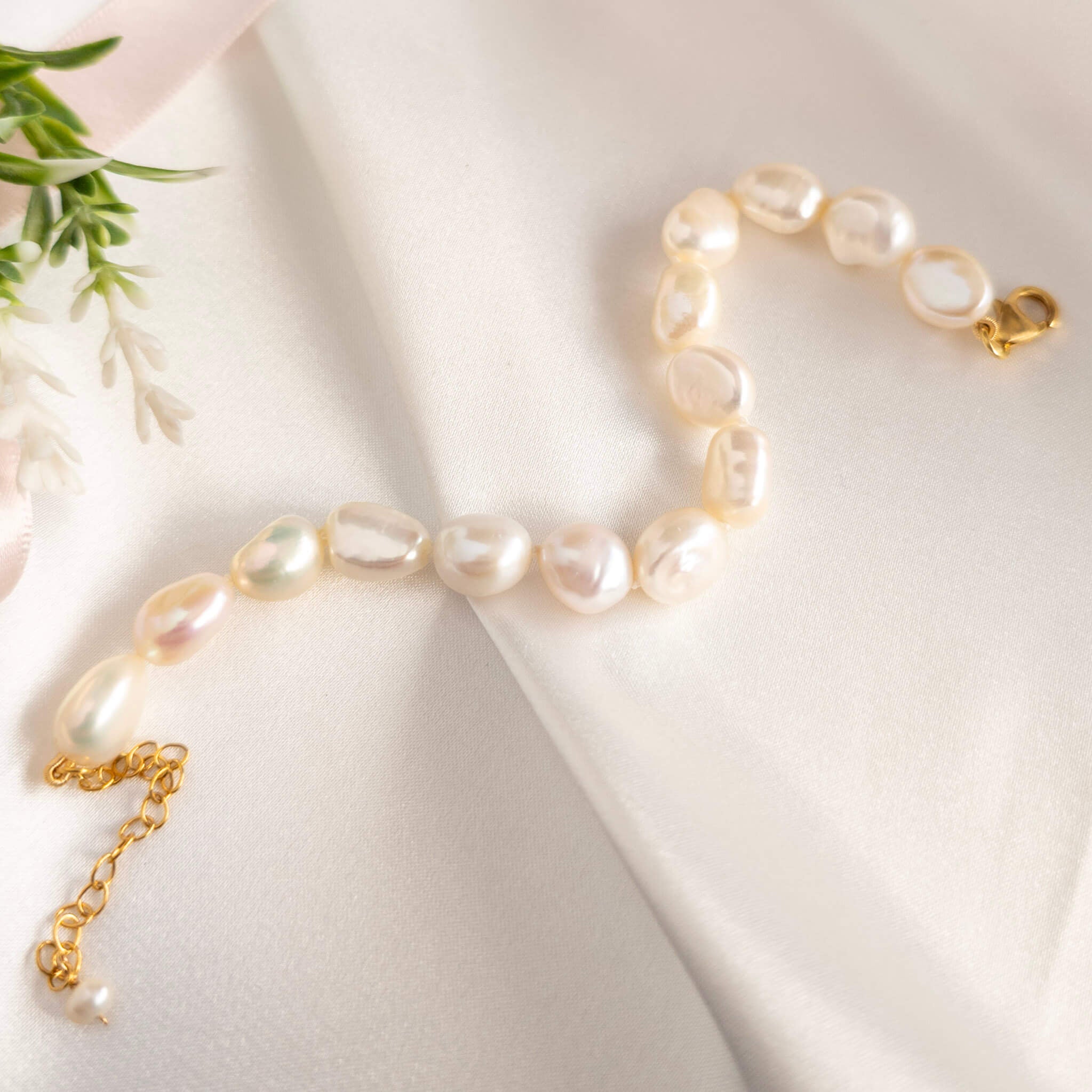 Barqoue pearl bracelet in gold