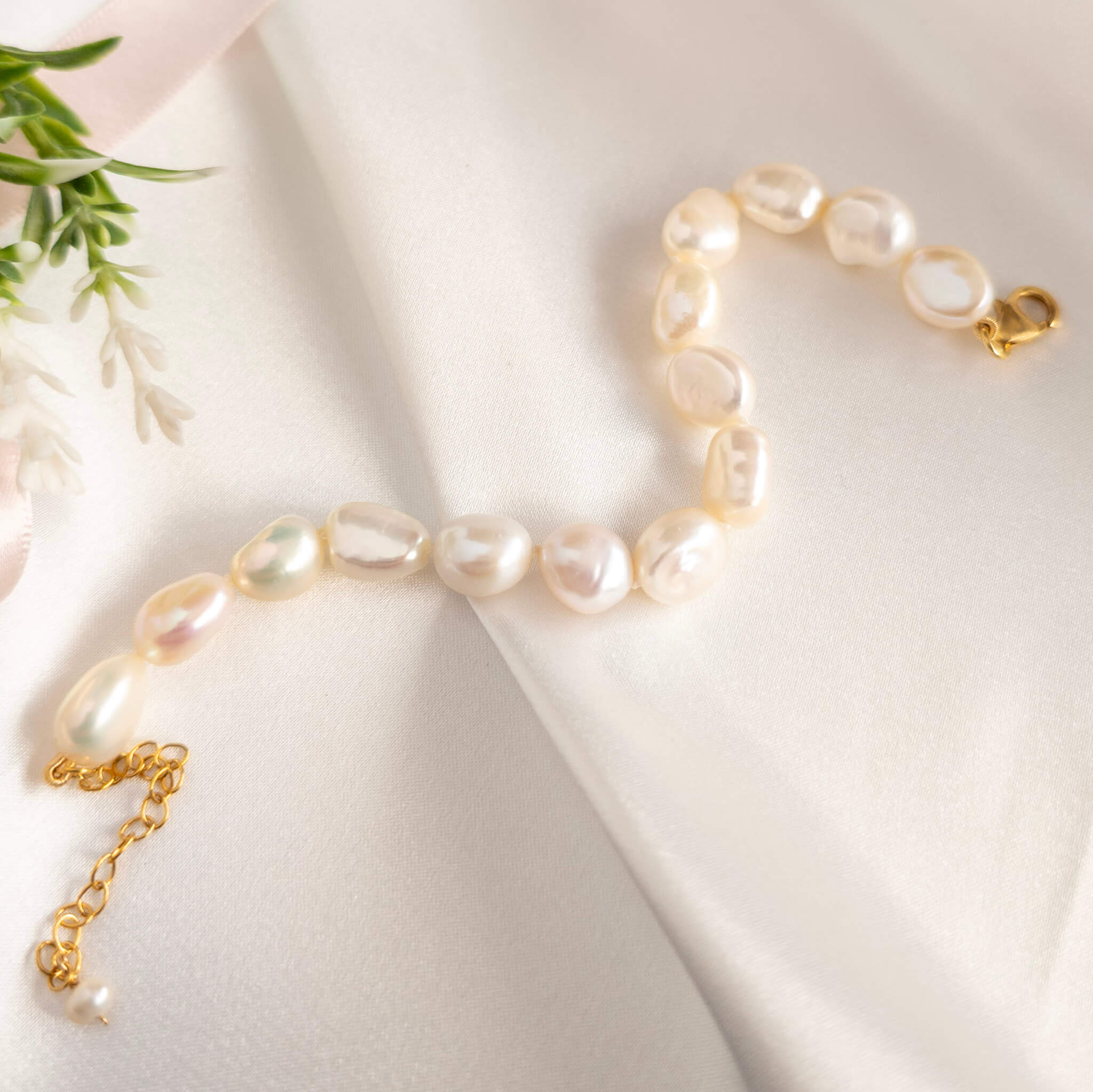 Barqoue pearl bracelet in gold