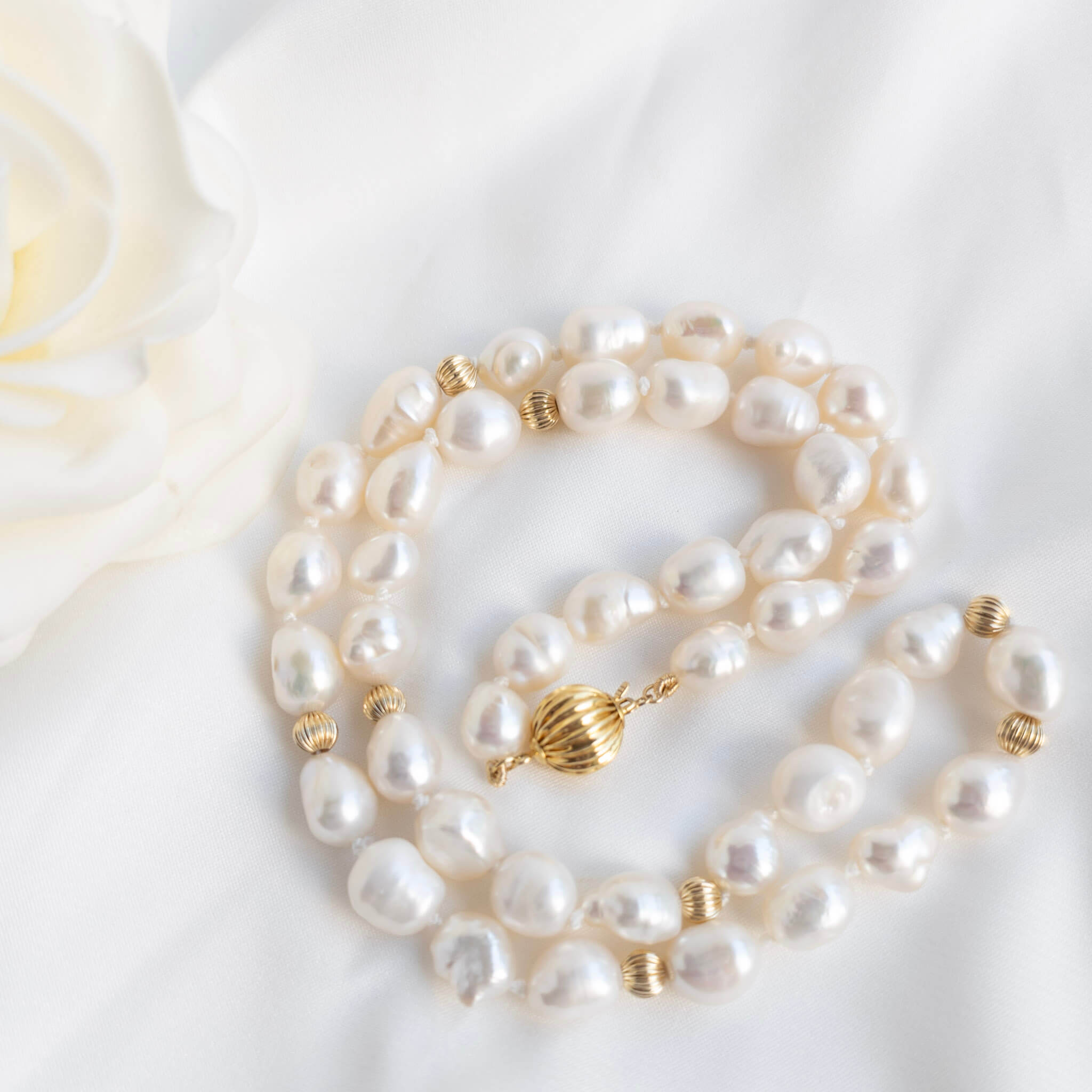 Baroque pearl necklace with gold beads