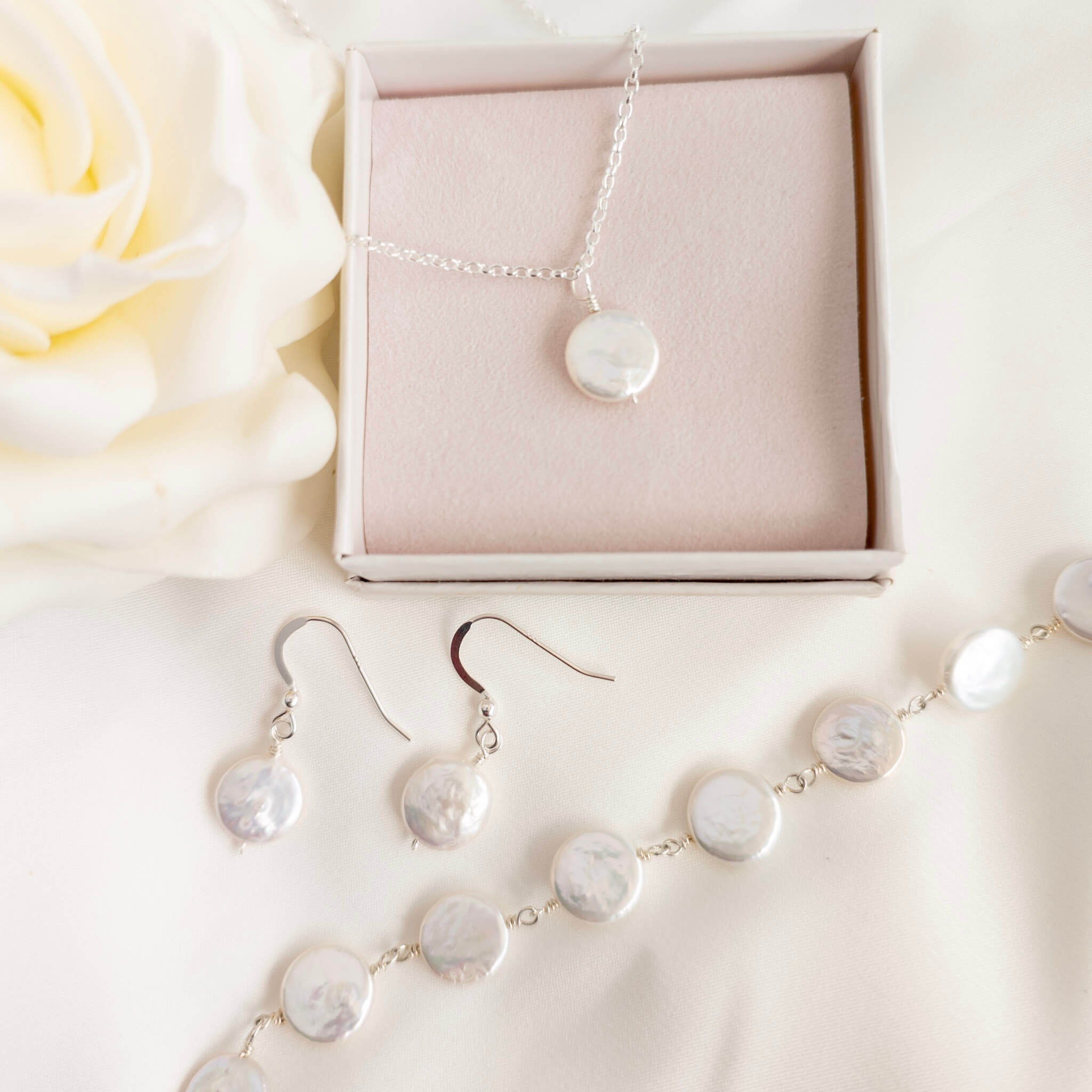 Coin shaped pearl set