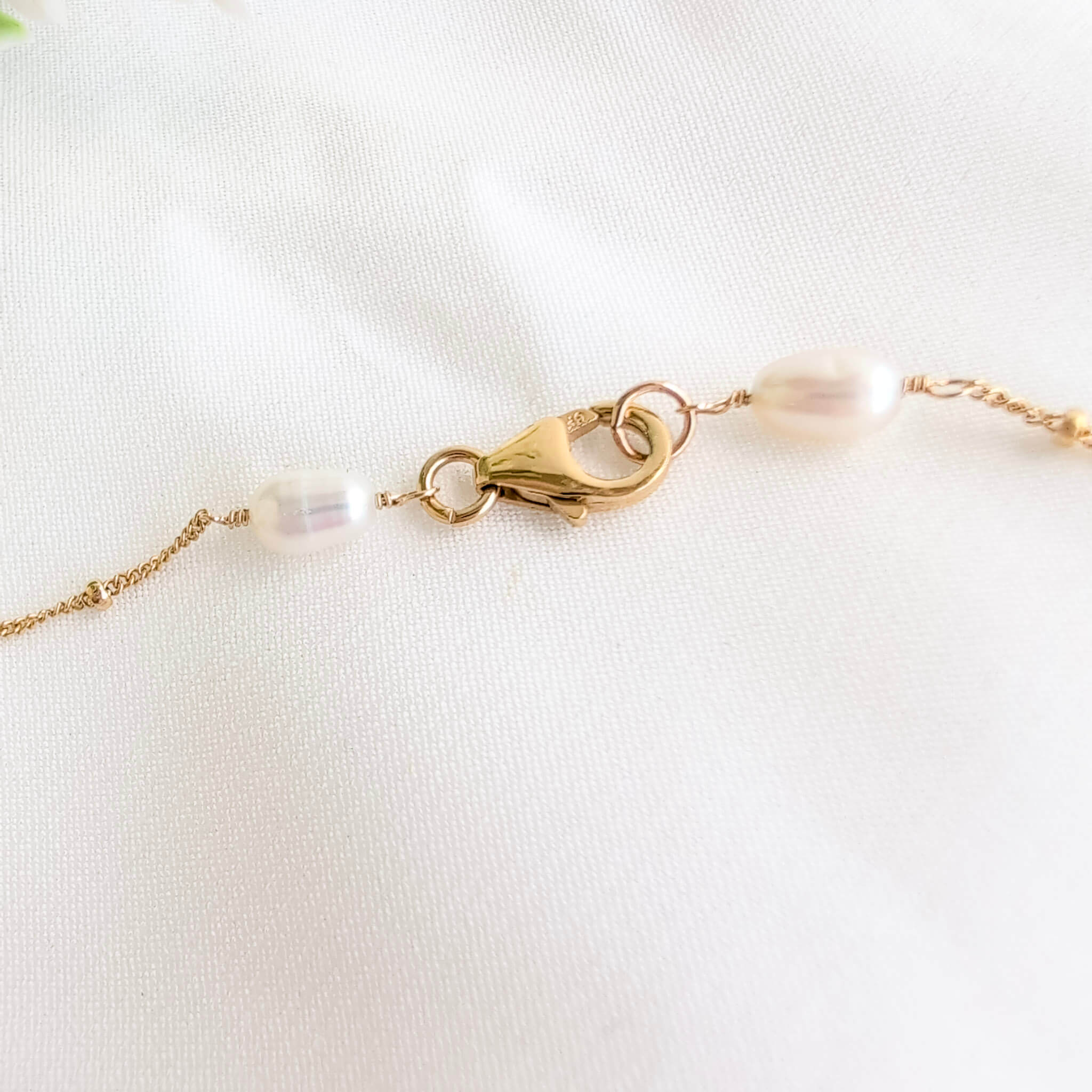 Gold pearl pendant
