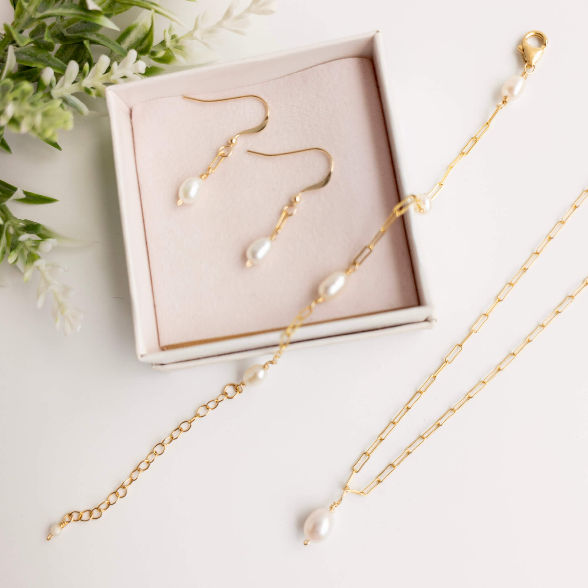 Gold chain pearl jewellery set
