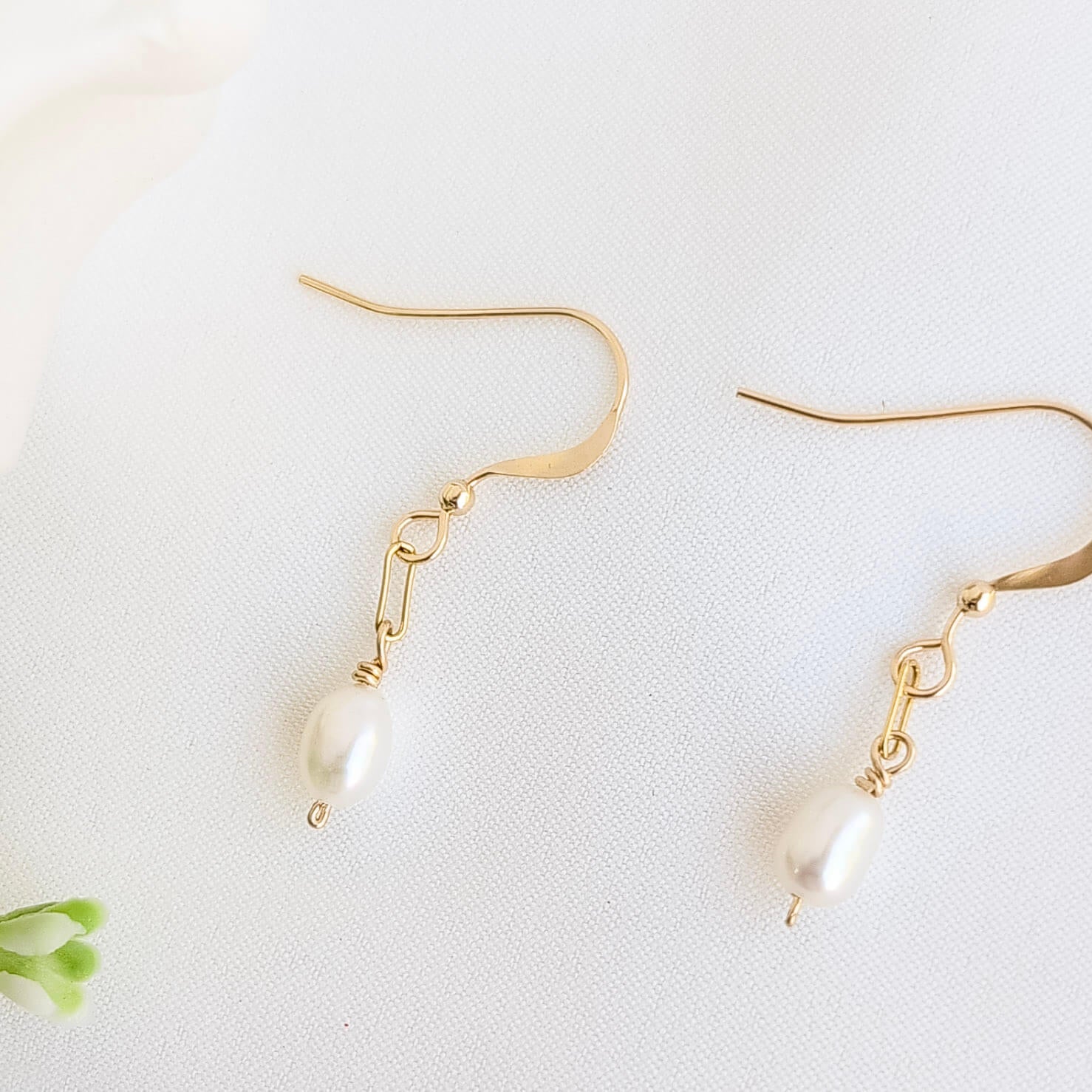 Gold chain drop pearl earrings