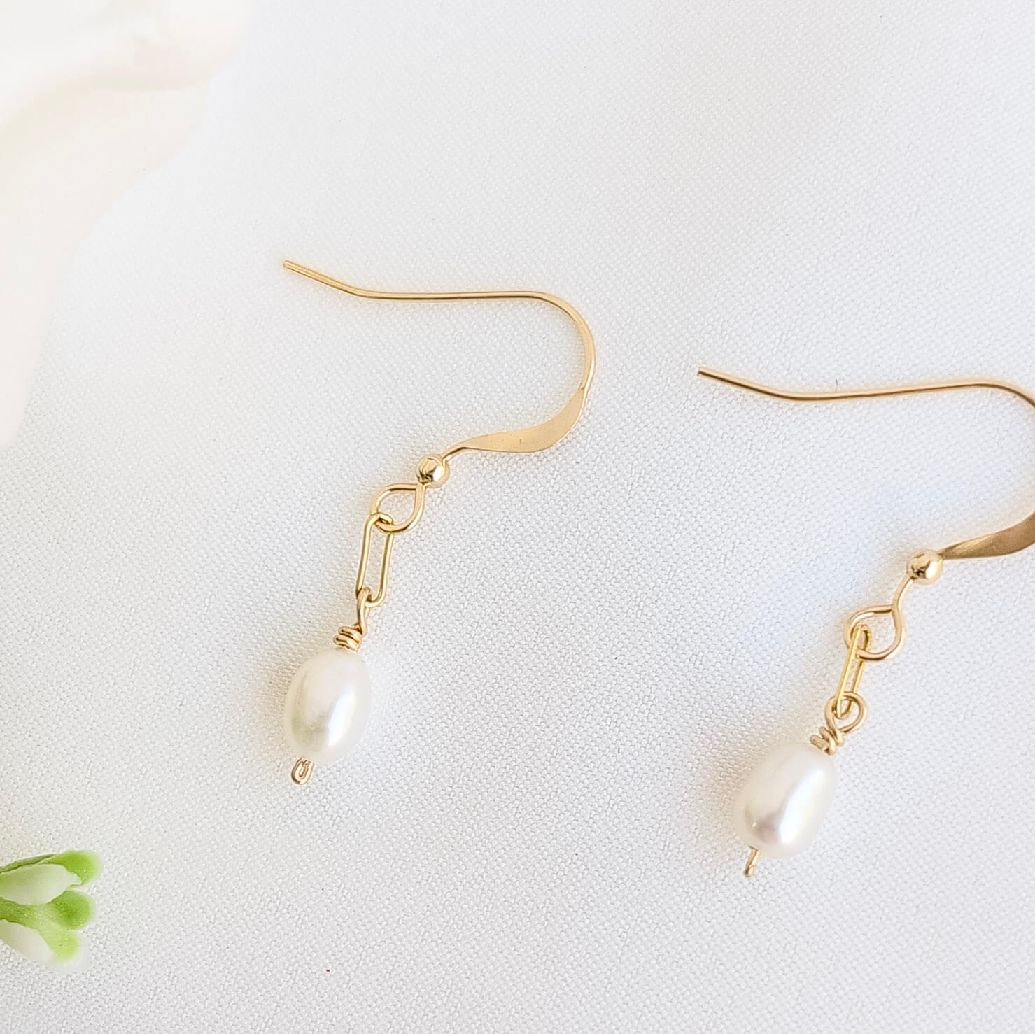 Gold chain drop pearl earrings