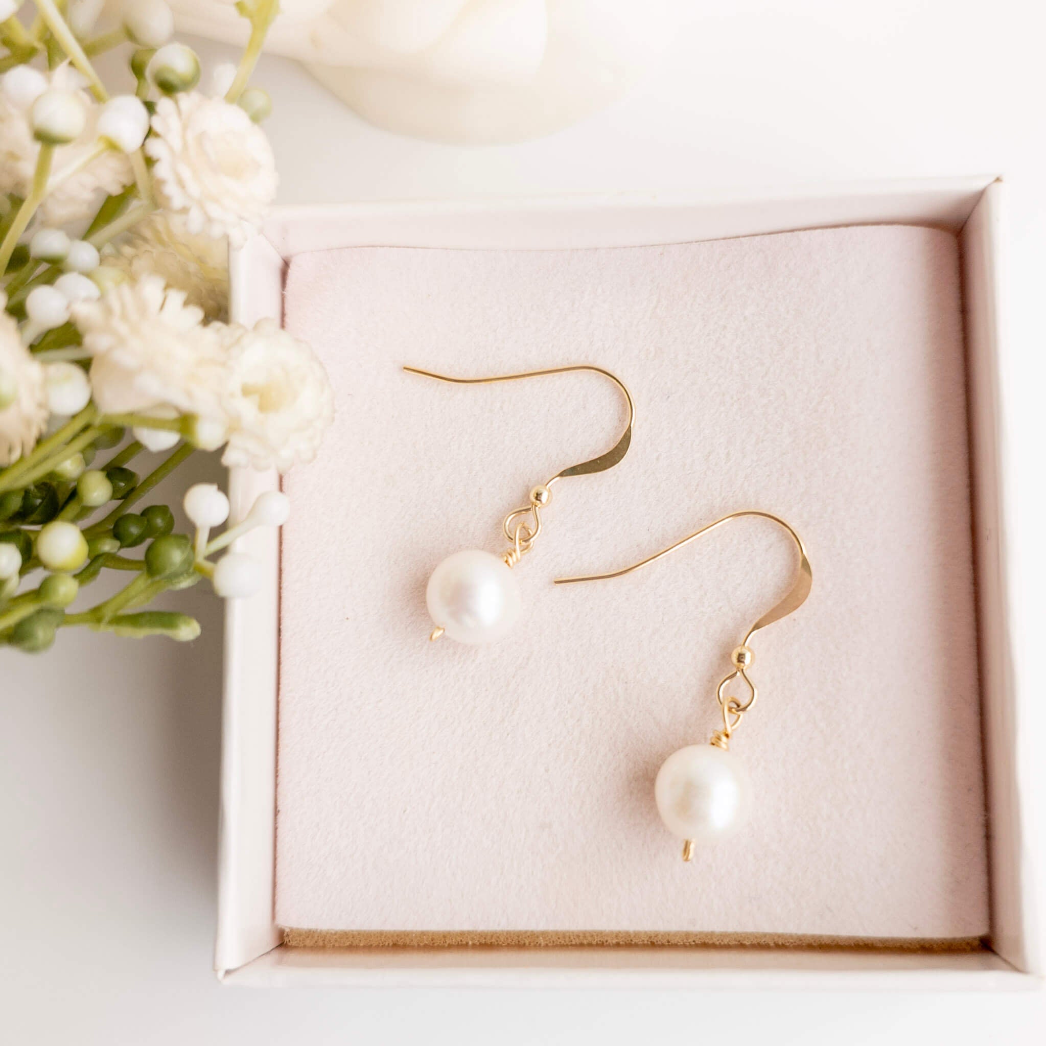 Pearl drop earrings in gold