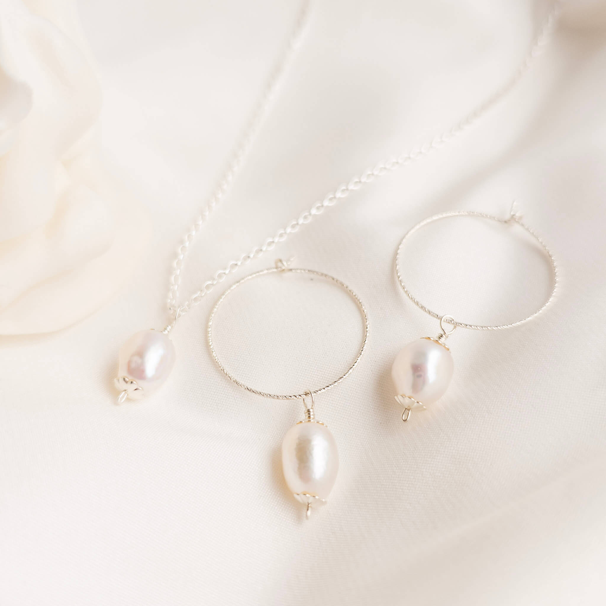 Vintage style pearl set