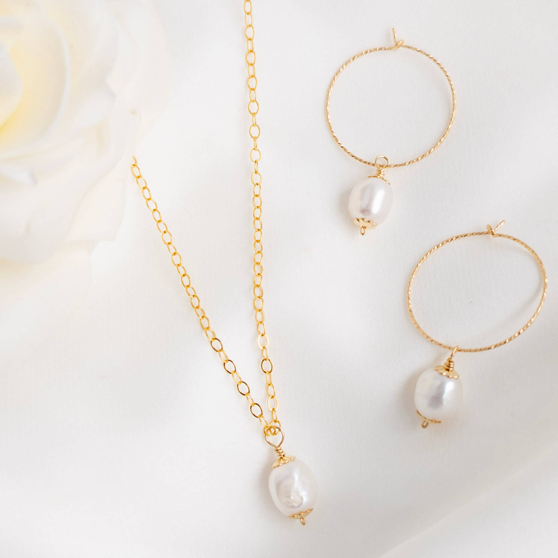 Vintage style pearl set