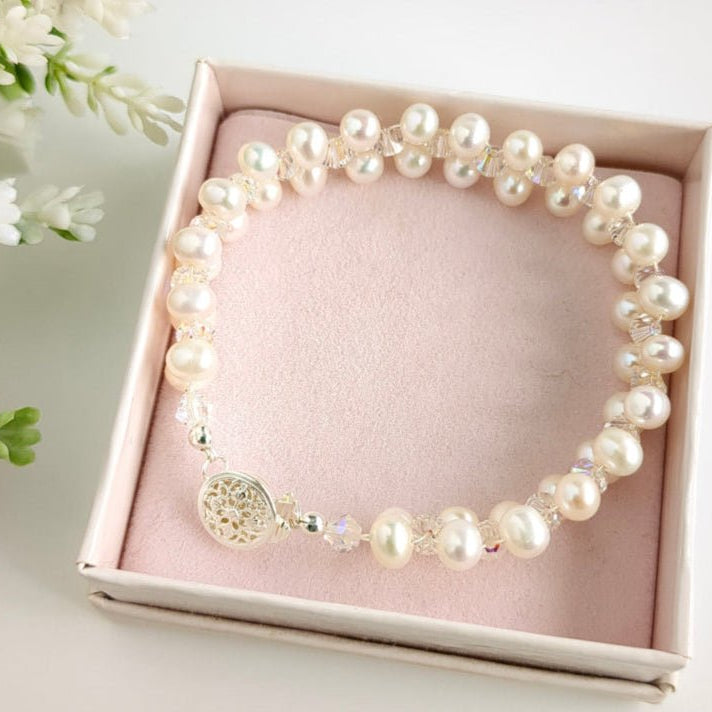 Pearl bracelet with crystals