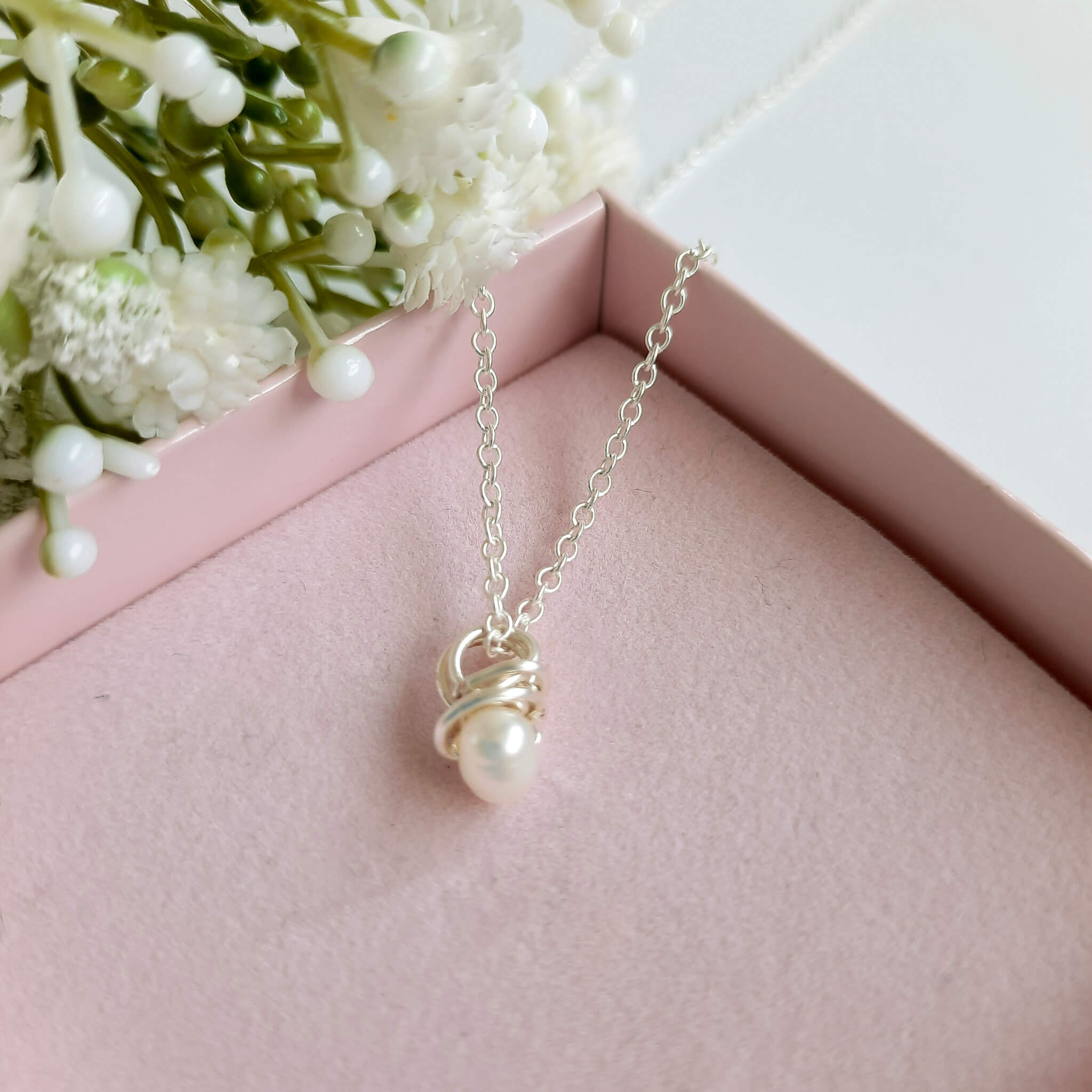 Love knot pearl pendant