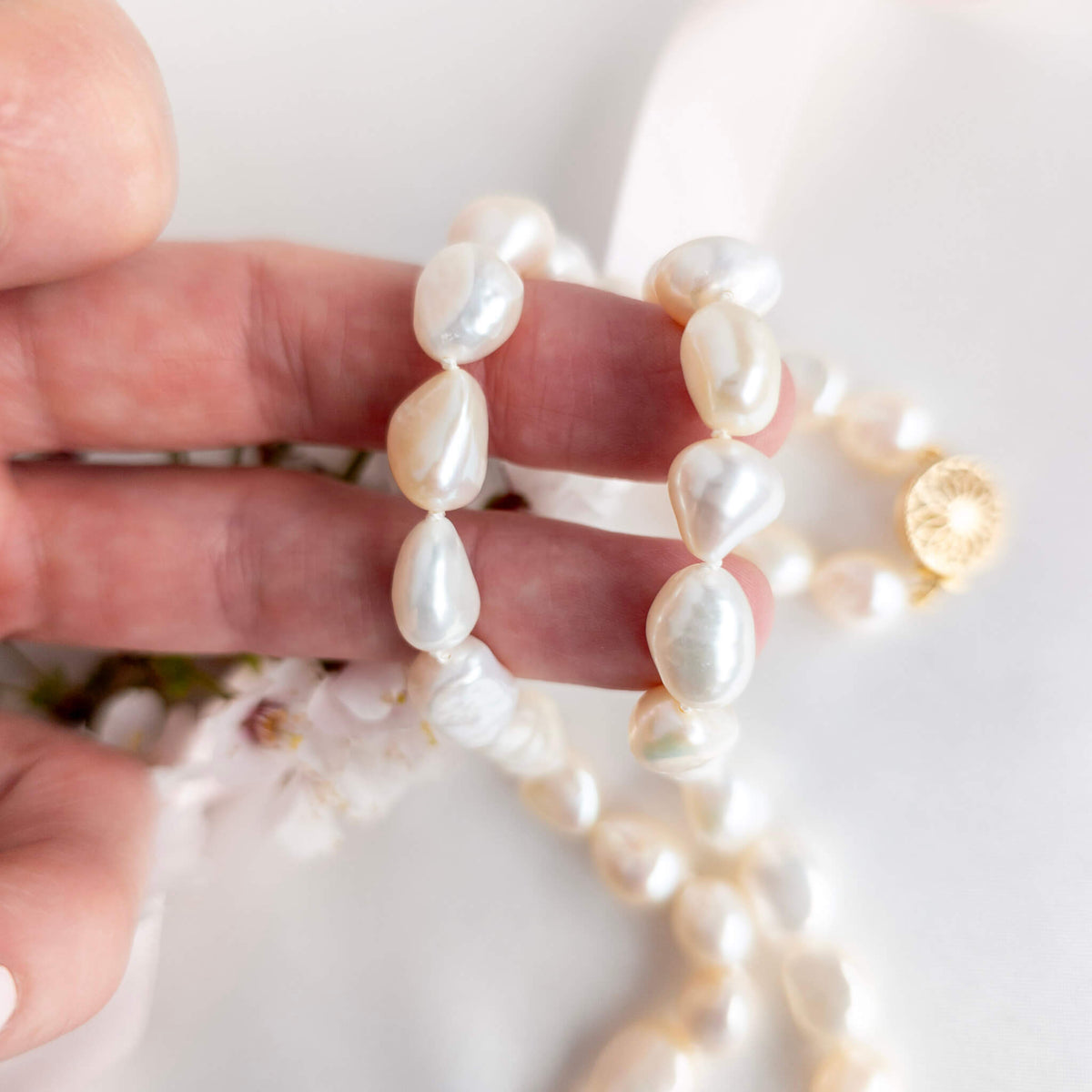 Baroque pearl necklace in hand