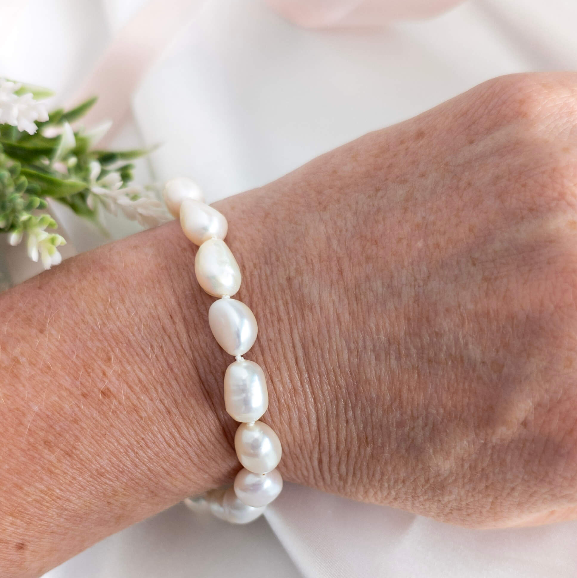 Barqoue pearl bracelet in gold