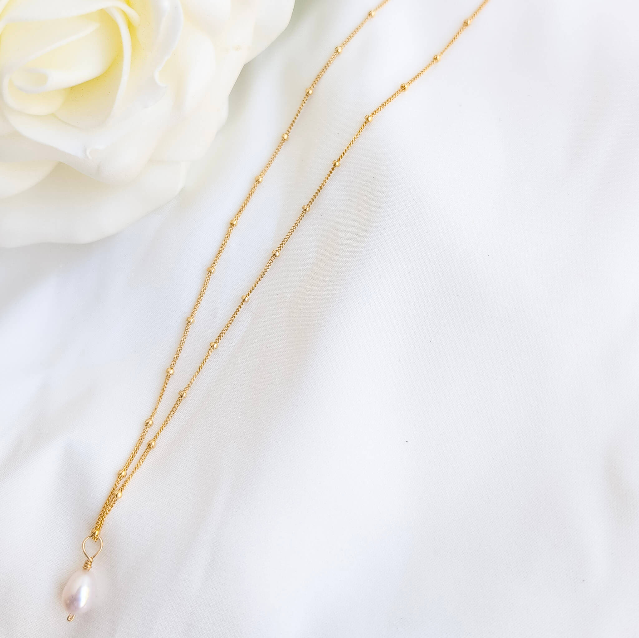 Gold pearl pendant 