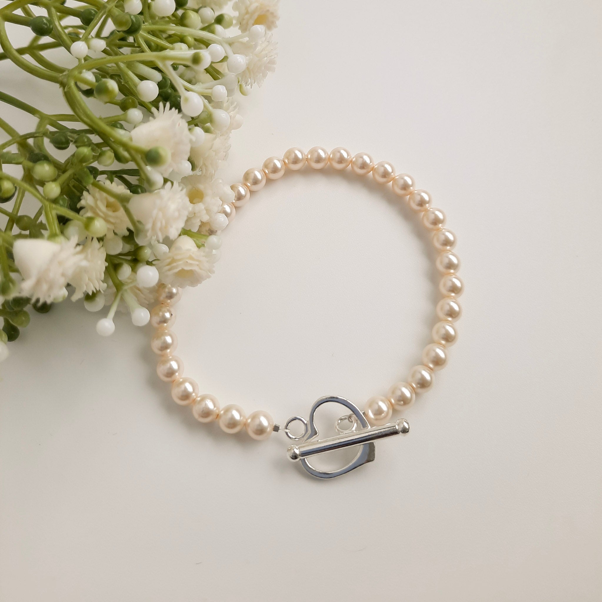 Pearl bracelet with heart clasp