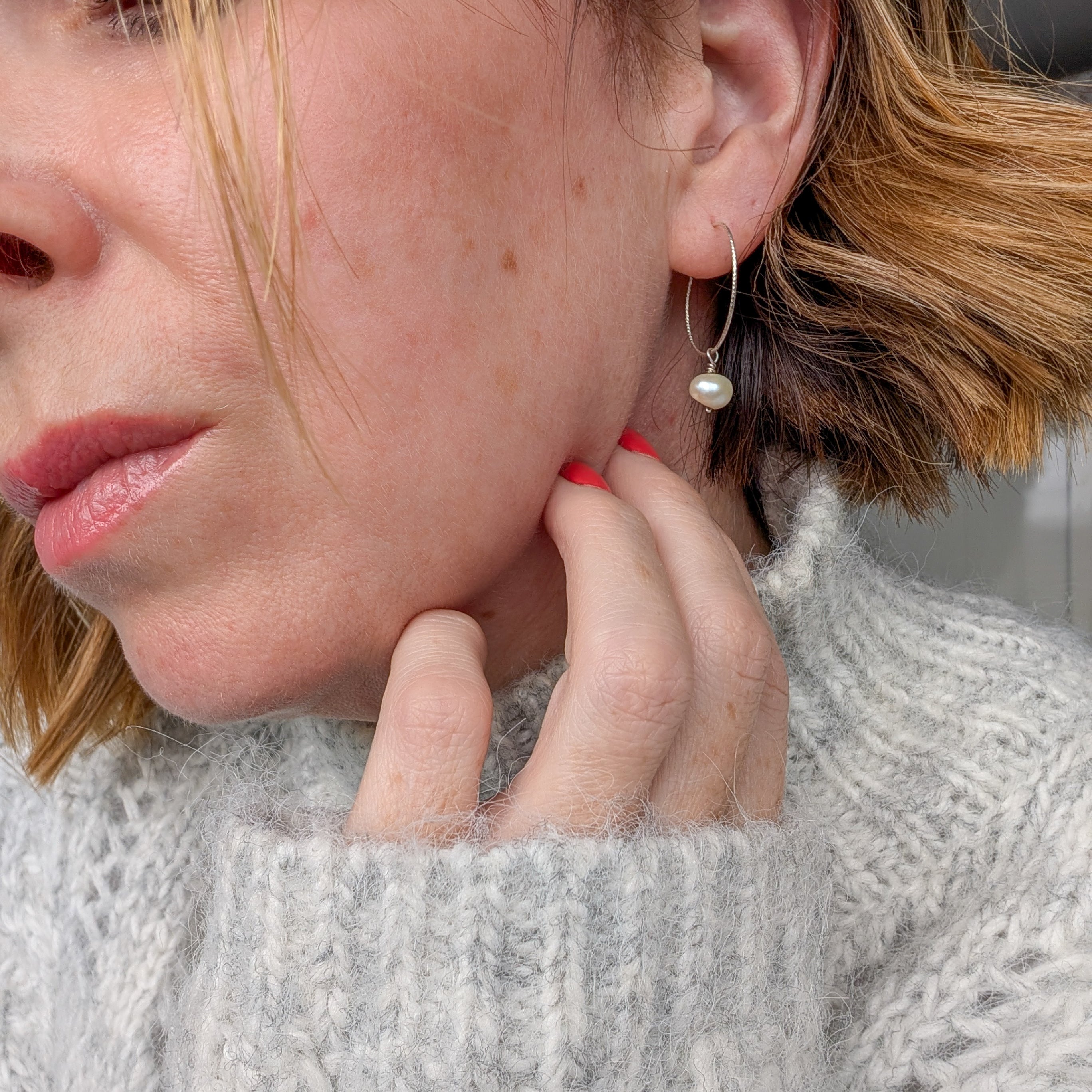 Pearl hoop earring in silver