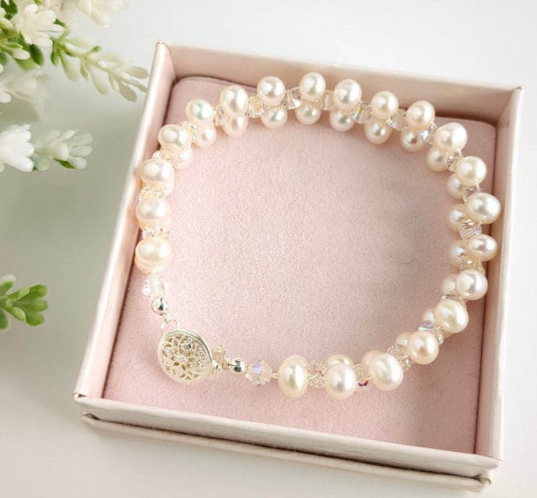 Pearl bracelet with crystals